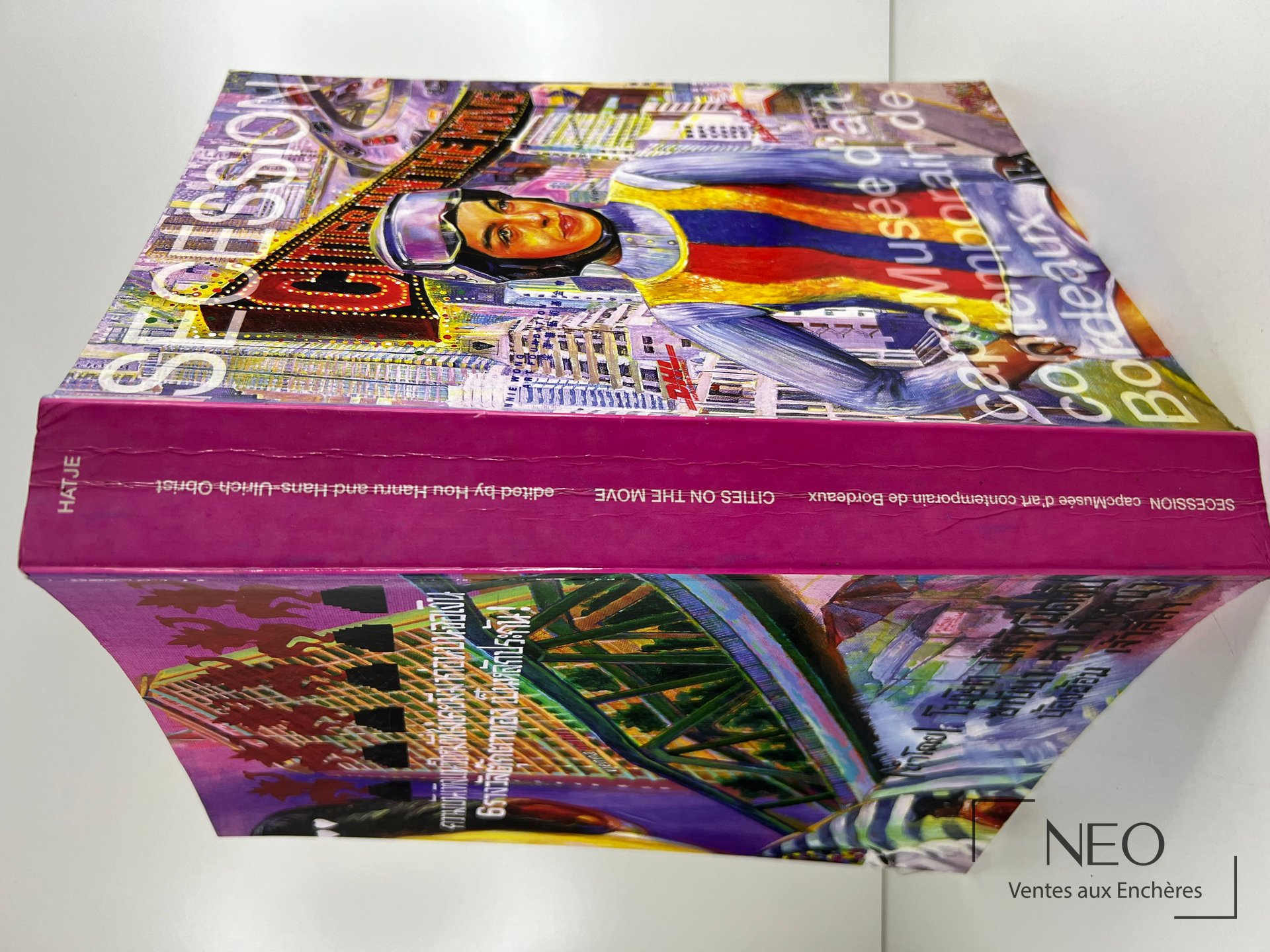 Couverture multicolore du livre Cities on the move vue de biais