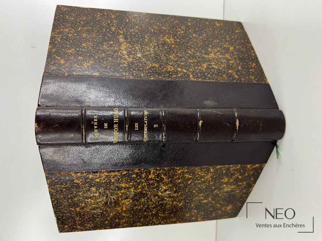 Livre relié à la couverture marbrée et au dos en chagrin noir