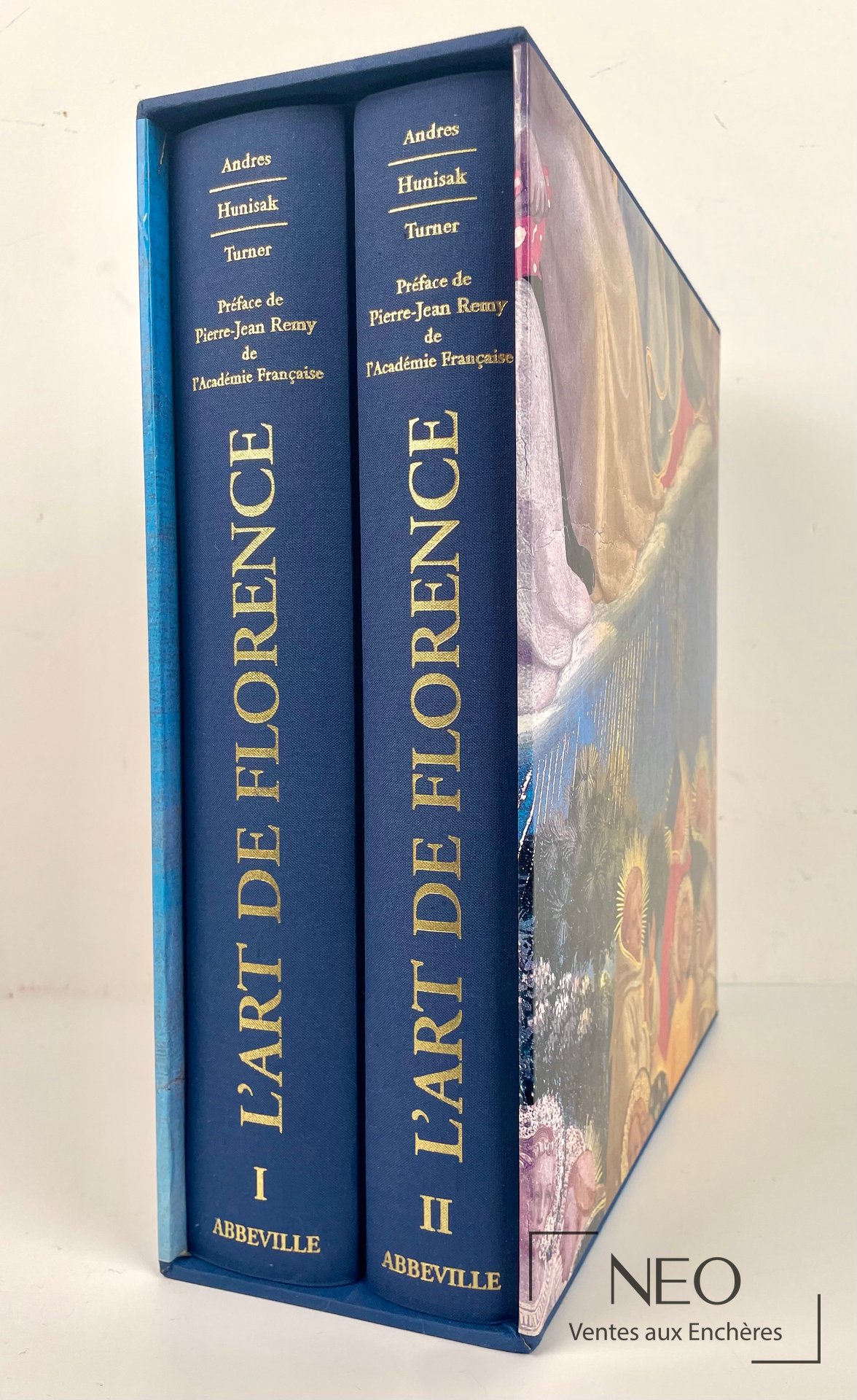 Deux volumes bleus dans leur coffret illustré