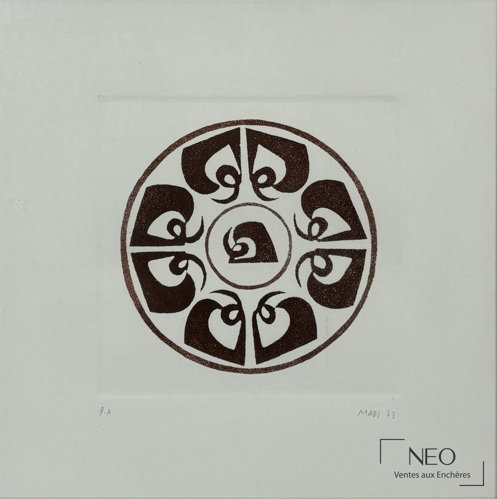 Aquatinte de Hussein Madi représentant un motif circulaire calligraphique brun sur fond blanc