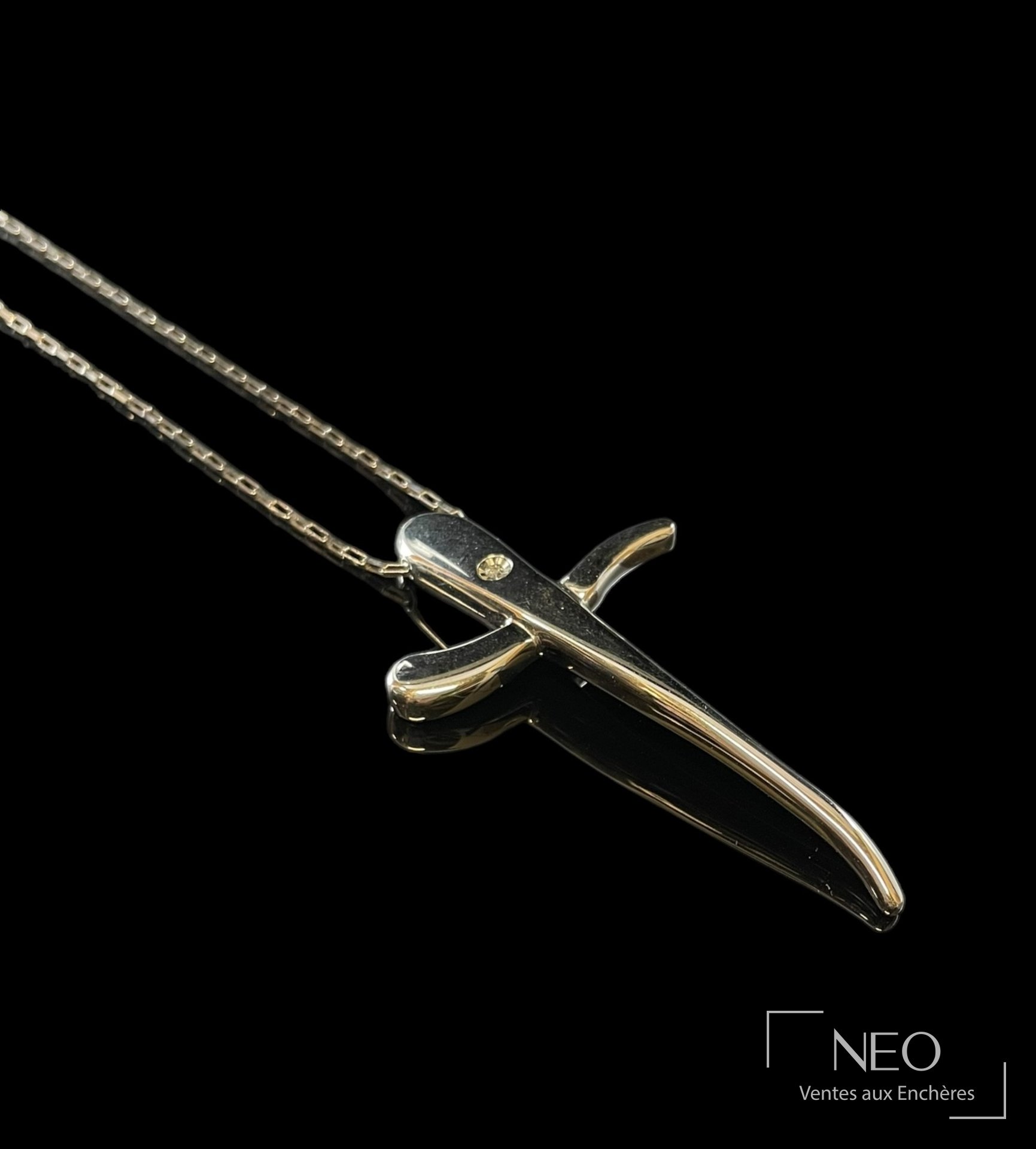 Pendentif noir et métal sur chaîne