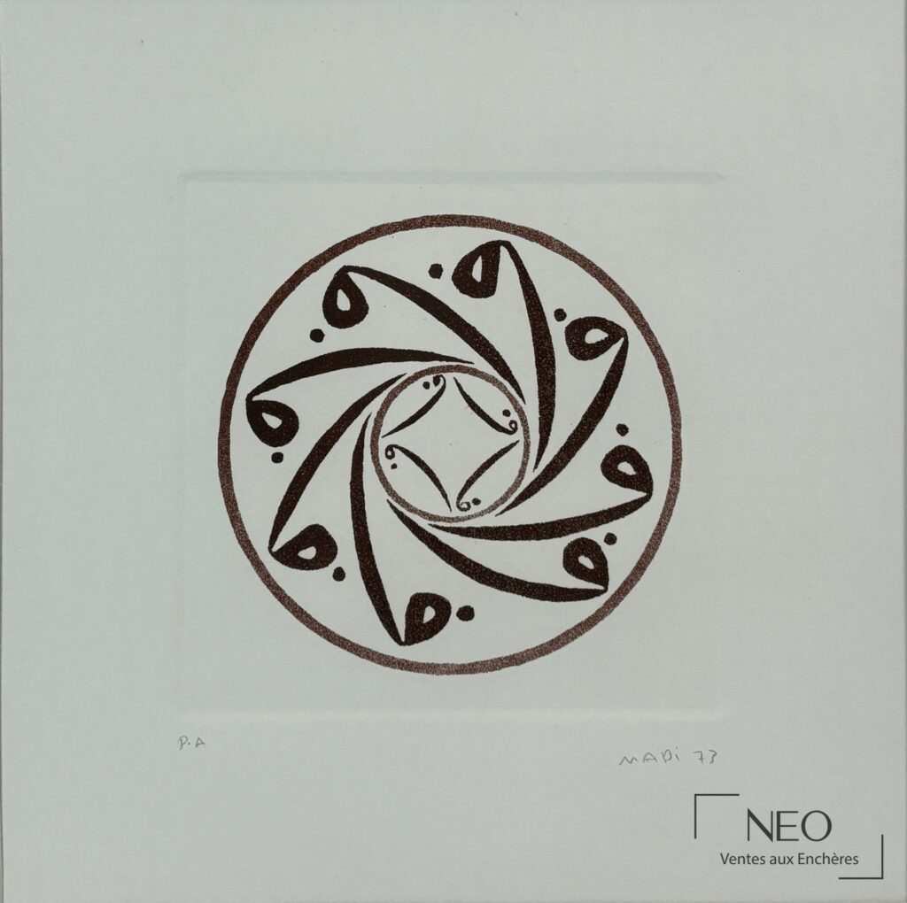 Composition circulaire calligraphique brun sombre sur papier blanc
