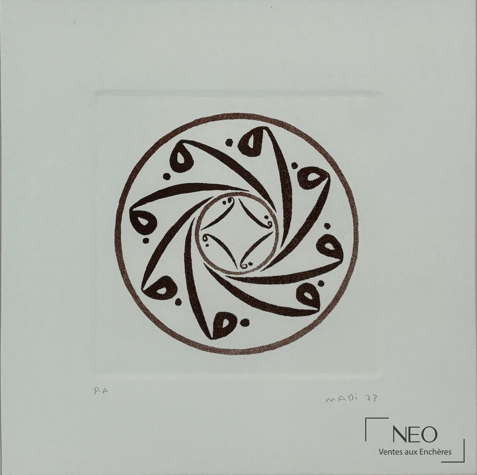Composition circulaire calligraphique brun sombre sur papier blanc