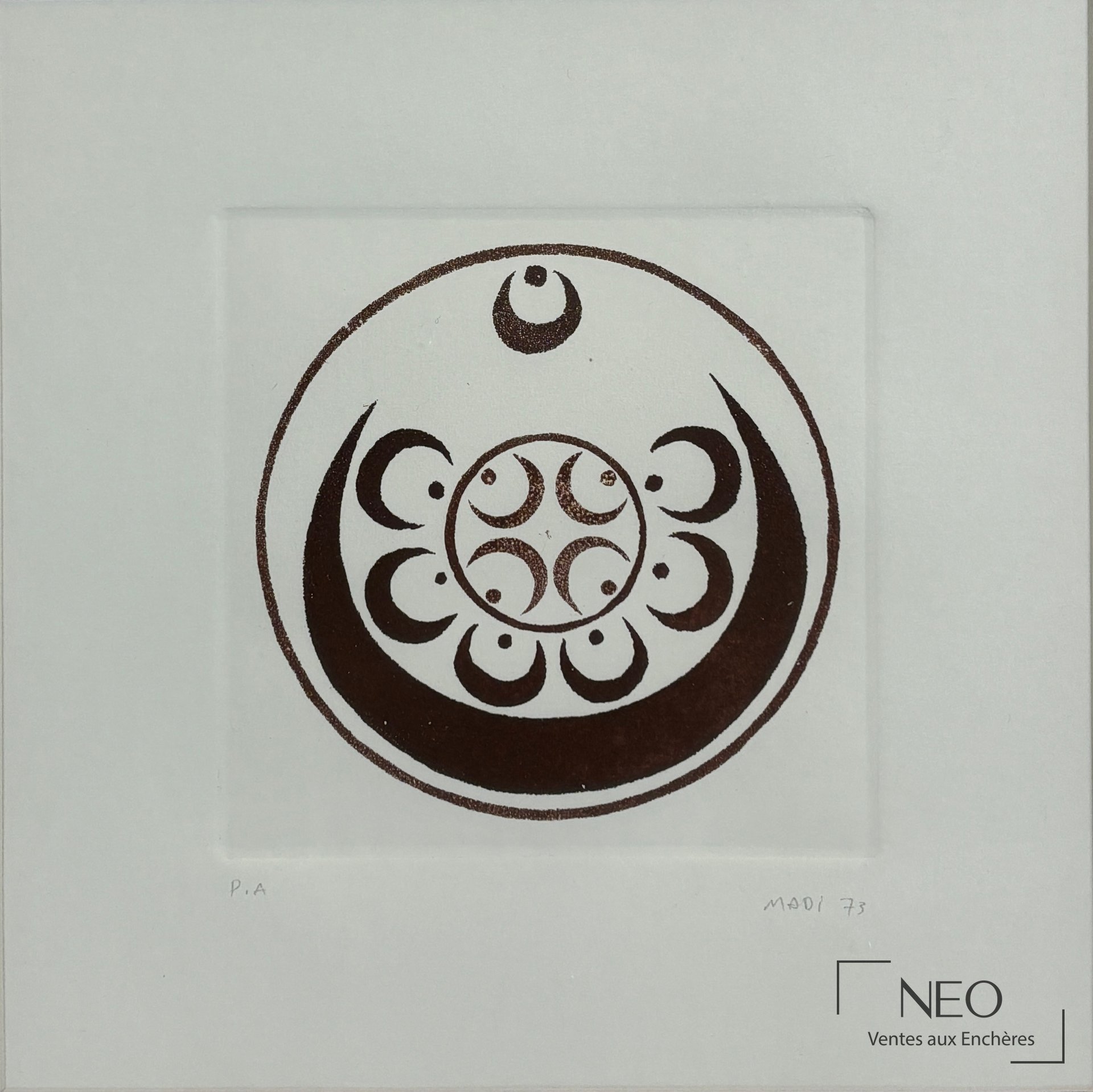 Aquatinte carrée de Hussein Madi représentant un motif calligraphique circulaire brun sur fond blanc