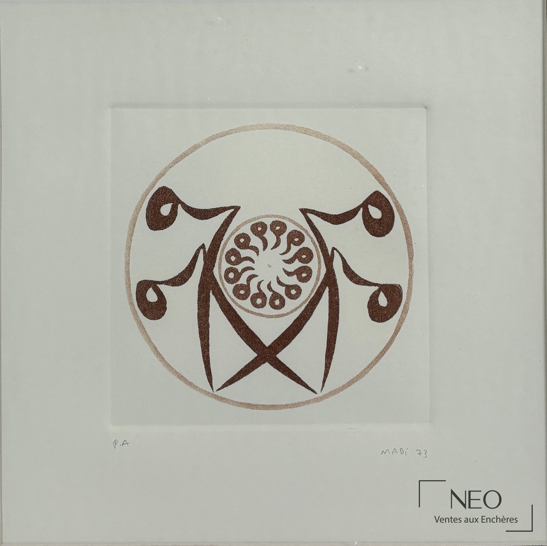 Aquatinte d’Hussein Madi représentant un motif calligraphique circulaire brun sur fond clair.