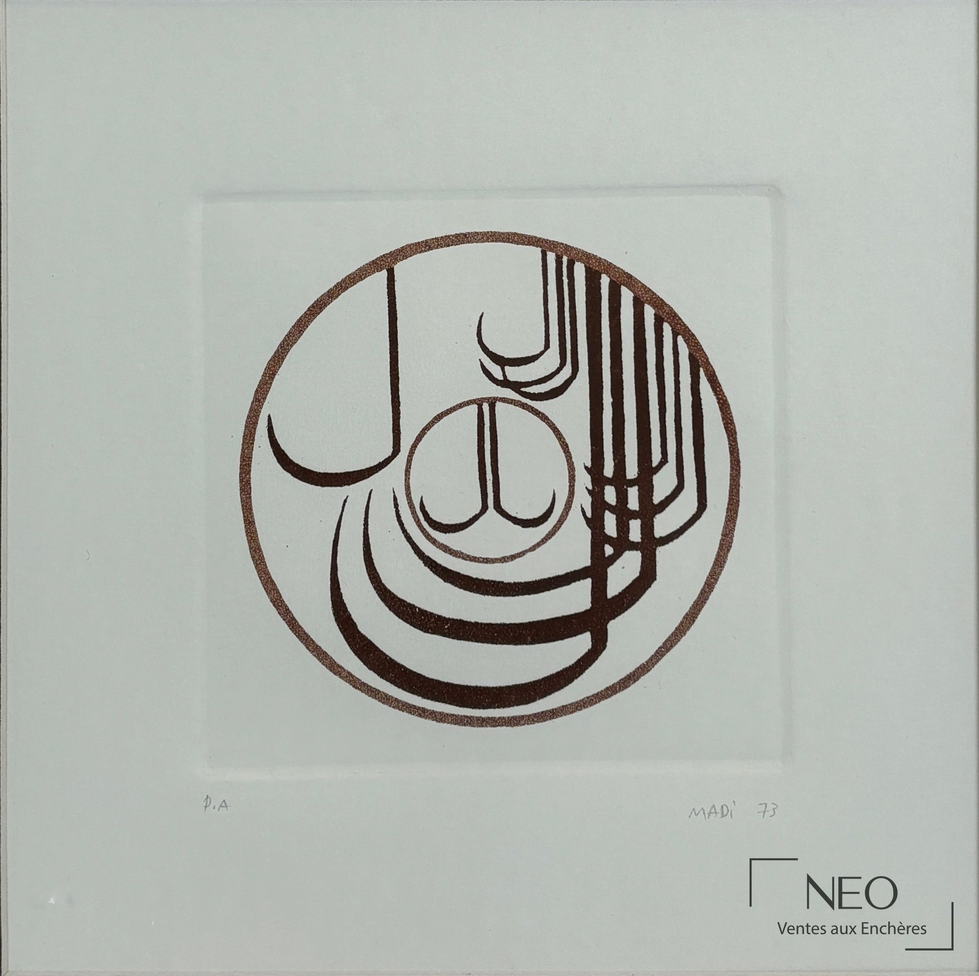 Aquatinte carrée de Hussein Madi représentant une composition calligraphique brun foncé sur fond blanc.