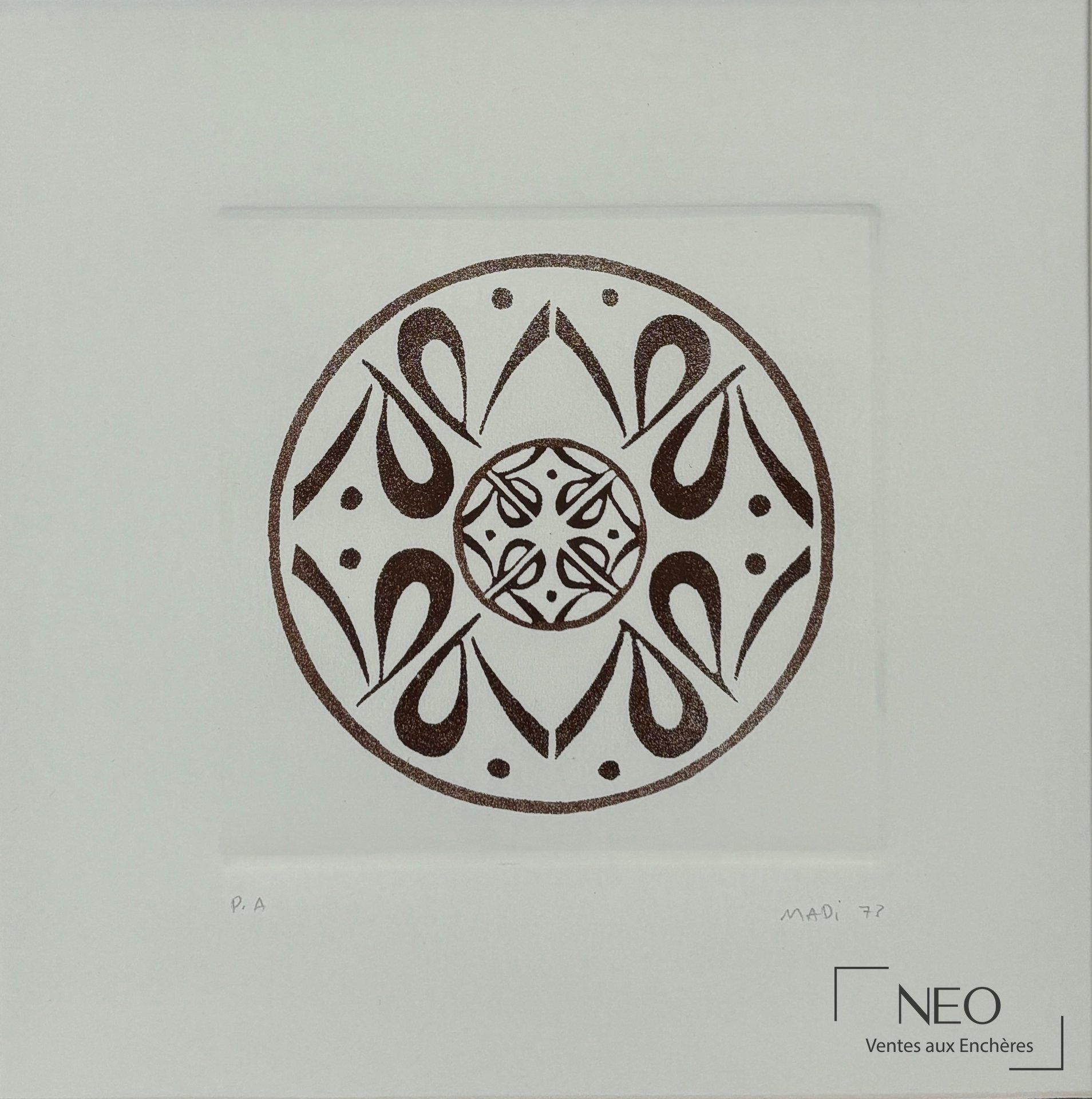 Composition circulaire calligraphique brune sur papier blanc