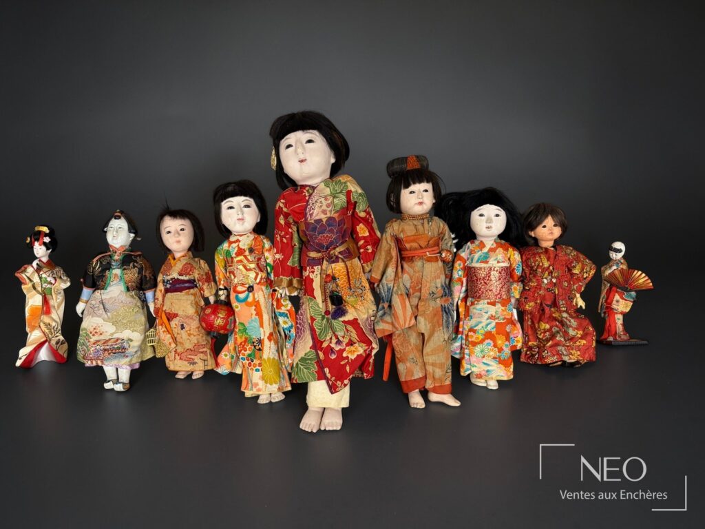 Ensemble de sept poupées japonaises ichimatsu ningyo vêtues de soie