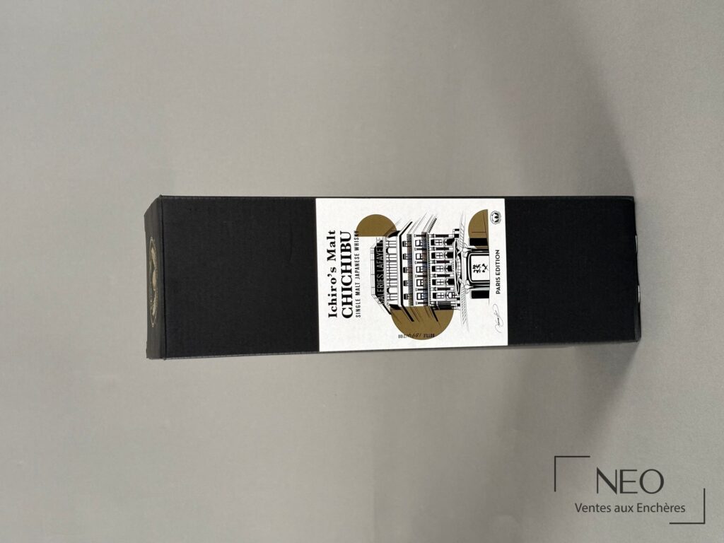 Étui noir Ichiro's Malt Chichibu Paris Edition vu de face avec l'étiquette centrale