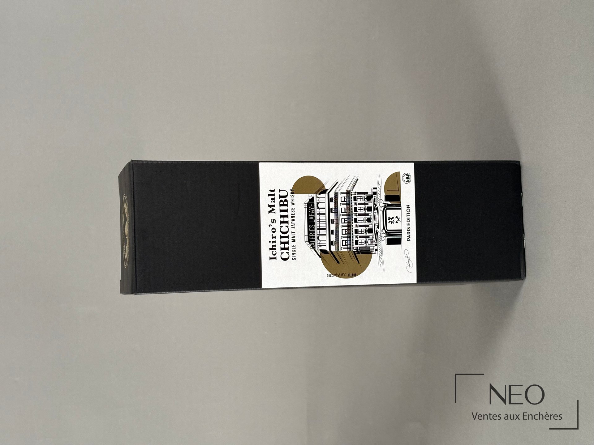 Étui noir Ichiro's Malt Chichibu Paris Edition vu de face avec l'étiquette centrale