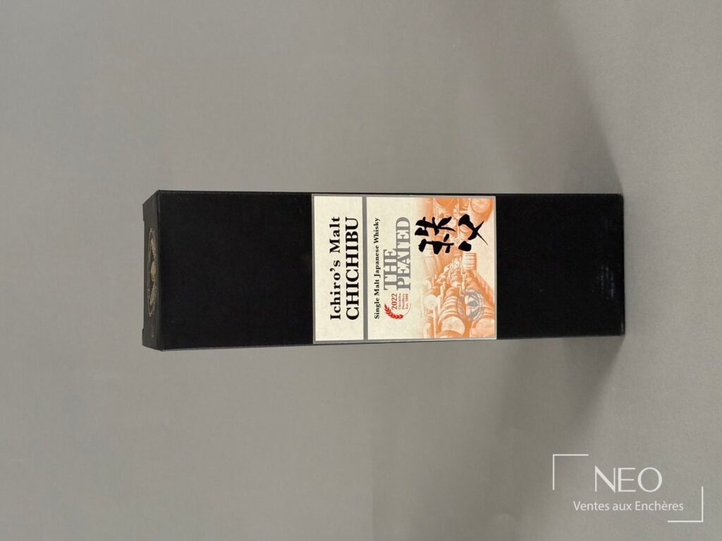 Étui noir Ichiro’s Malt Chichibu The Peated vu de face