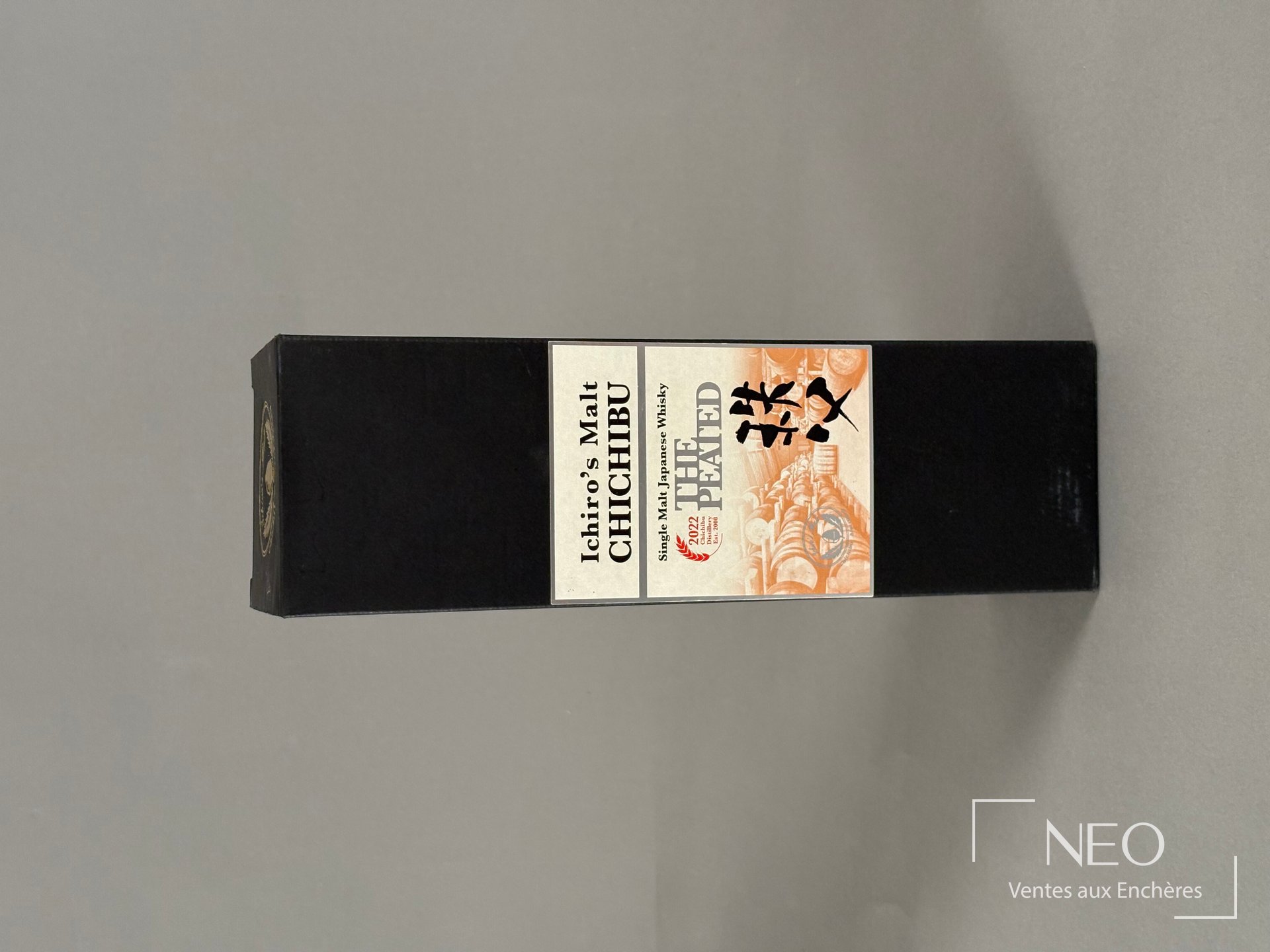 Étui noir Ichiro’s Malt Chichibu The Peated vu de face