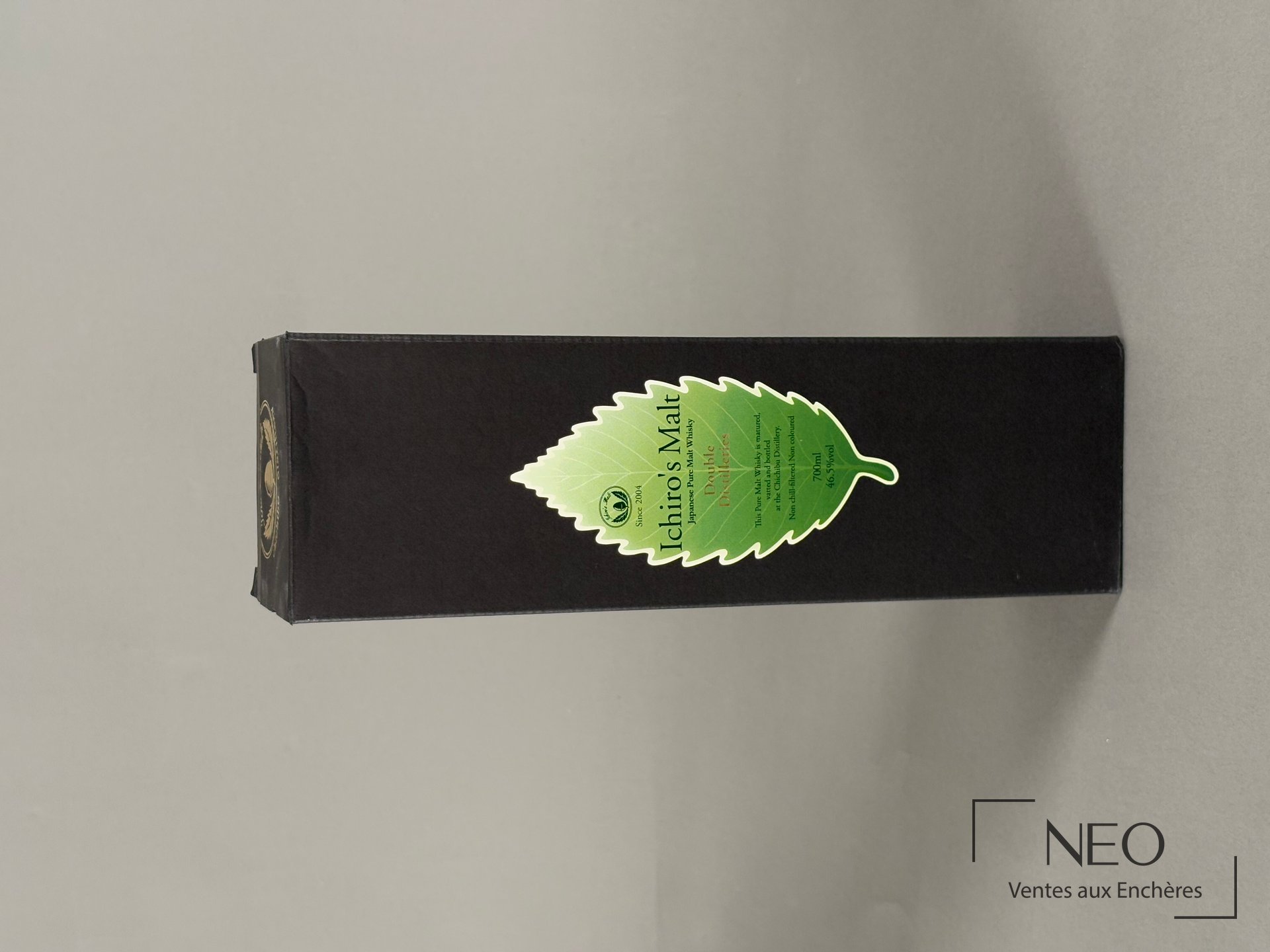Étui noir Ichiro’s Malt Double Distilleries avec étiquette verte en forme de feuille