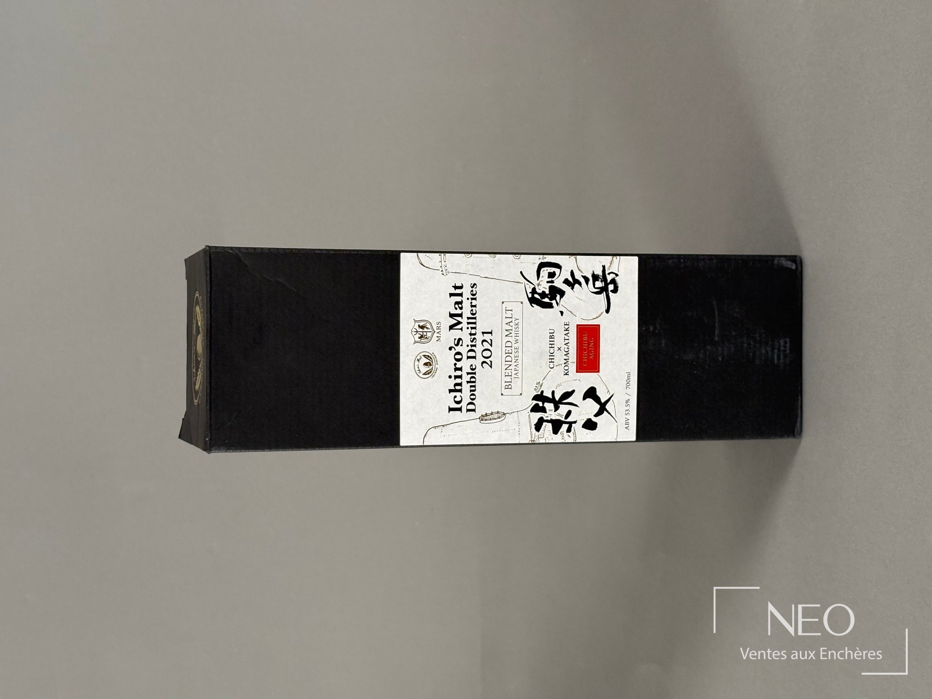 Étui noir d’Ichiro’s Malt Double Distilleries avec étiquette centrale blanche