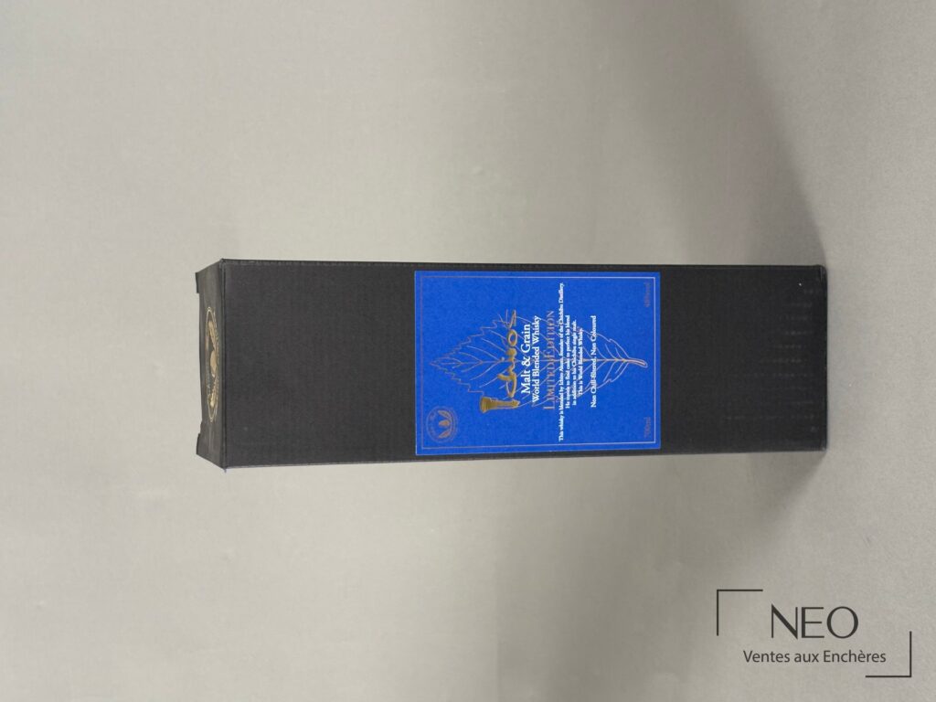 Étui noir d’Ichiro’s Malt & Grain avec étiquette bleue centrée