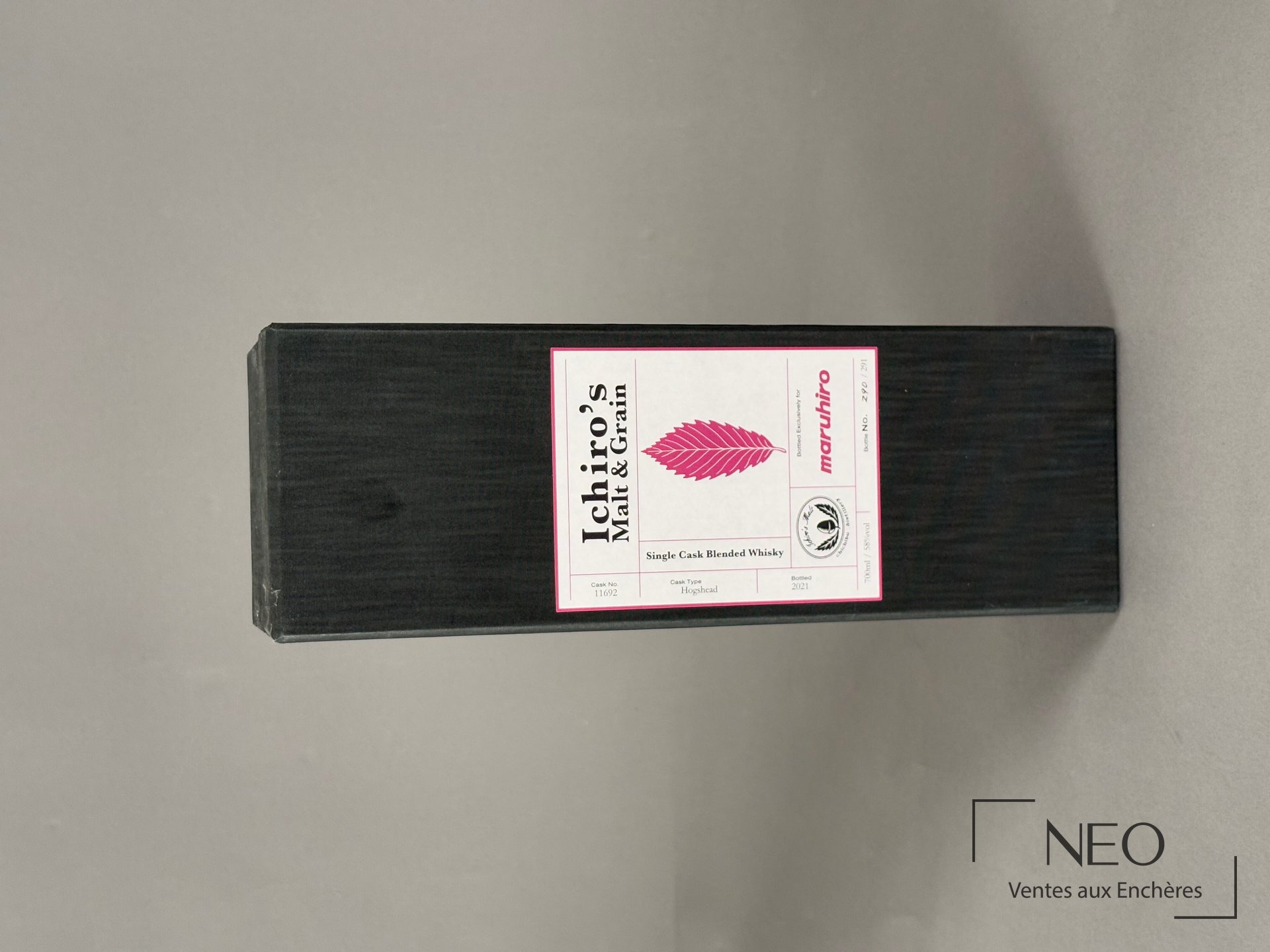 Coffret noir d’Ichiro’s Malt & Grain avec étiquette centrale rose et blanche