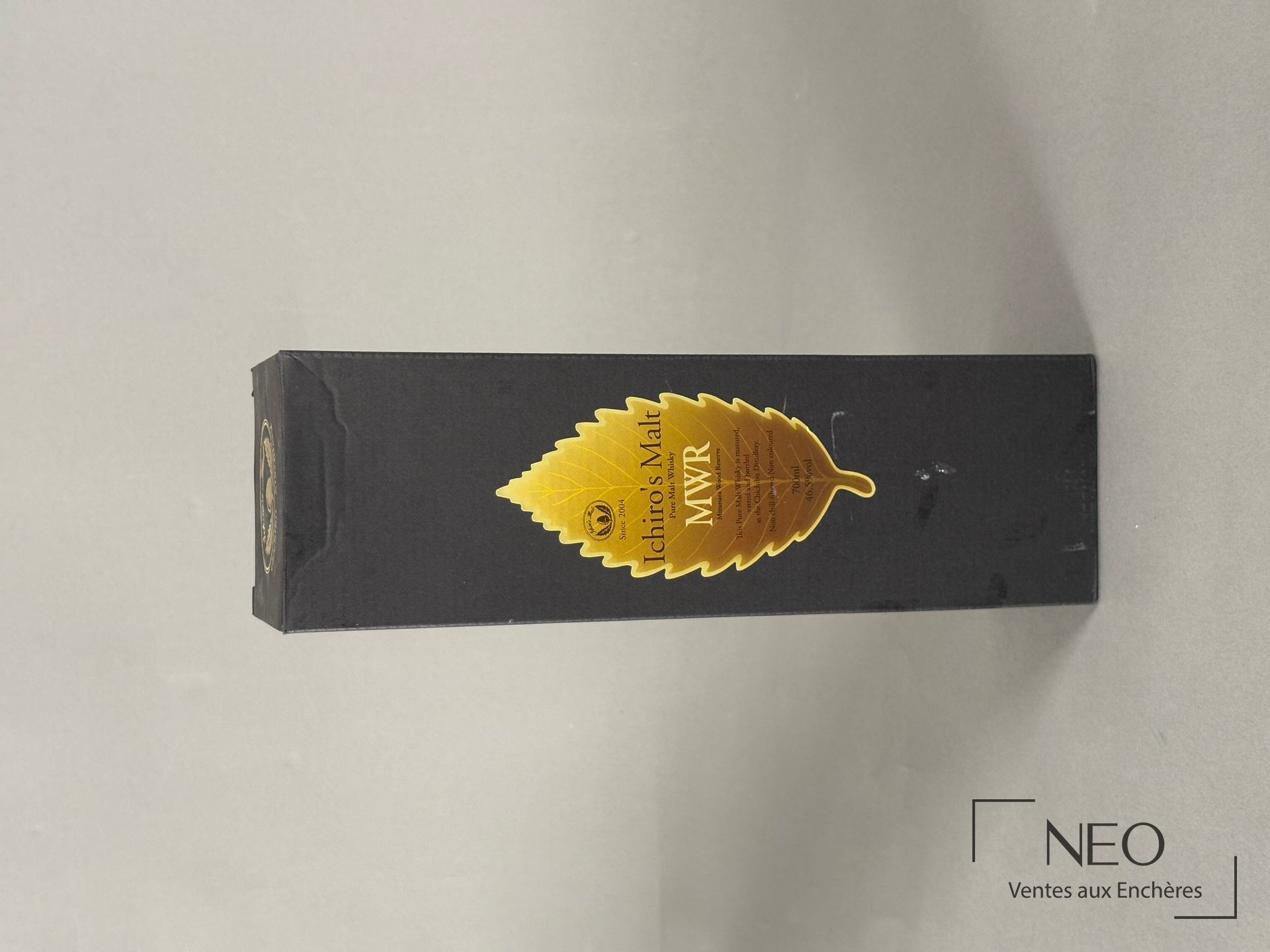 Étui noir Ichiro’s Malt MWR avec étiquette dorée en forme de feuille