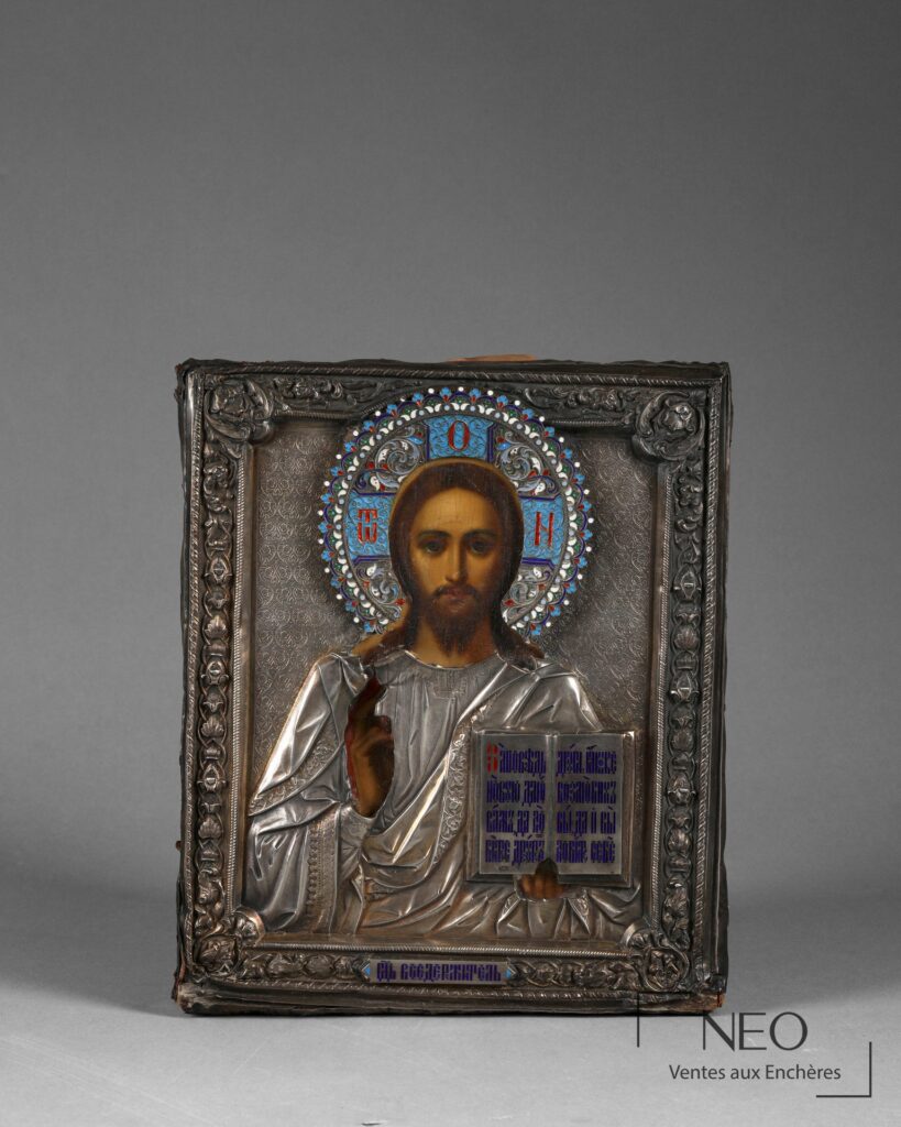 Icône russe du Christ Pentocrator avec riza en argent et auréole en émaux cloisonnés