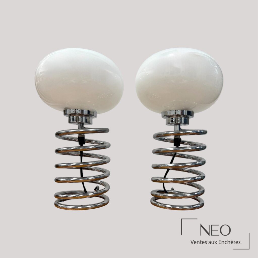 Paire de lampes à poser en métal chromé avec larges diffuseurs en verre blanc opalescent