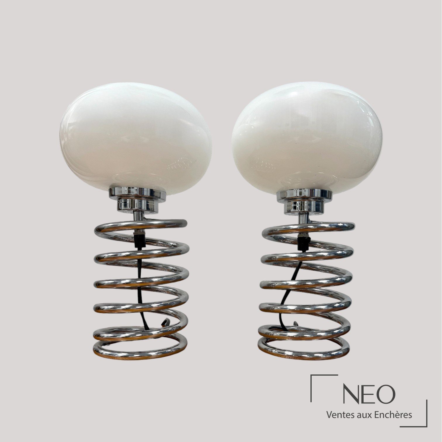 Paire de lampes à poser en métal chromé avec larges diffuseurs en verre blanc opalescent
