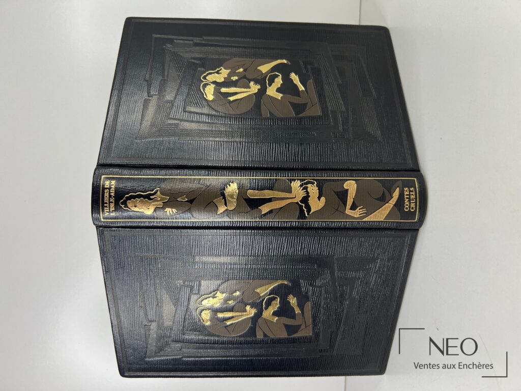 Livre relié noir avec décor doré sur les plats et le dos