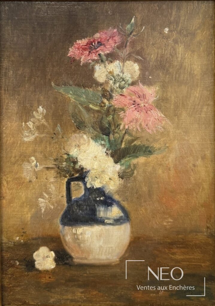 Bouquet de chrysanthèmes roses dans un vase bleu sur fond brun doré