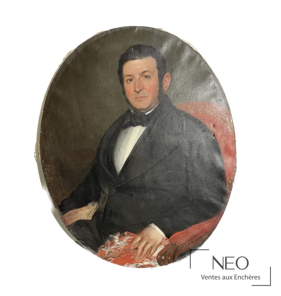 Portrait ovale d'un homme en habit noir assis sur un fauteuil rouge