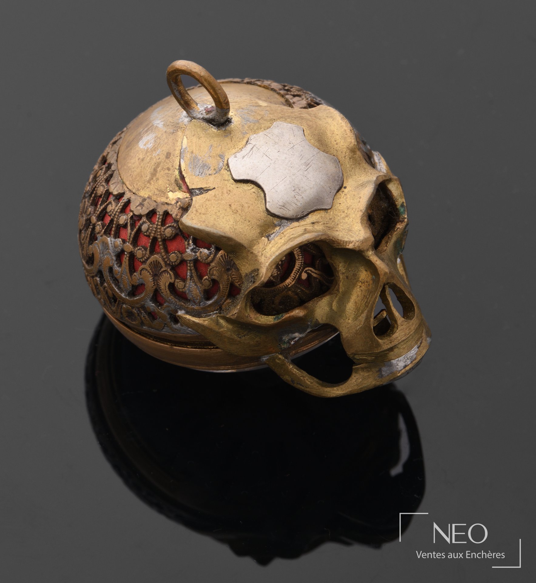 Montre de poche en forme de tête de mort avec boîtier en bronze et laiton