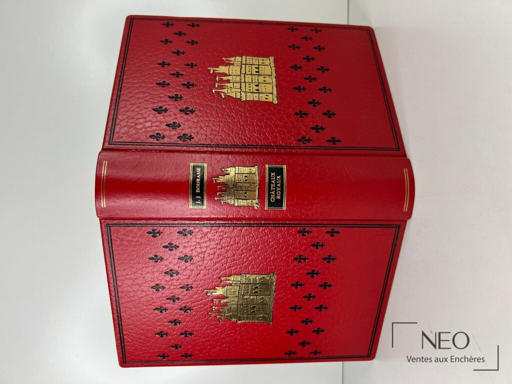 Couverture rouge ornée de motifs dorés et noirs avec le titre Châteaux royaux