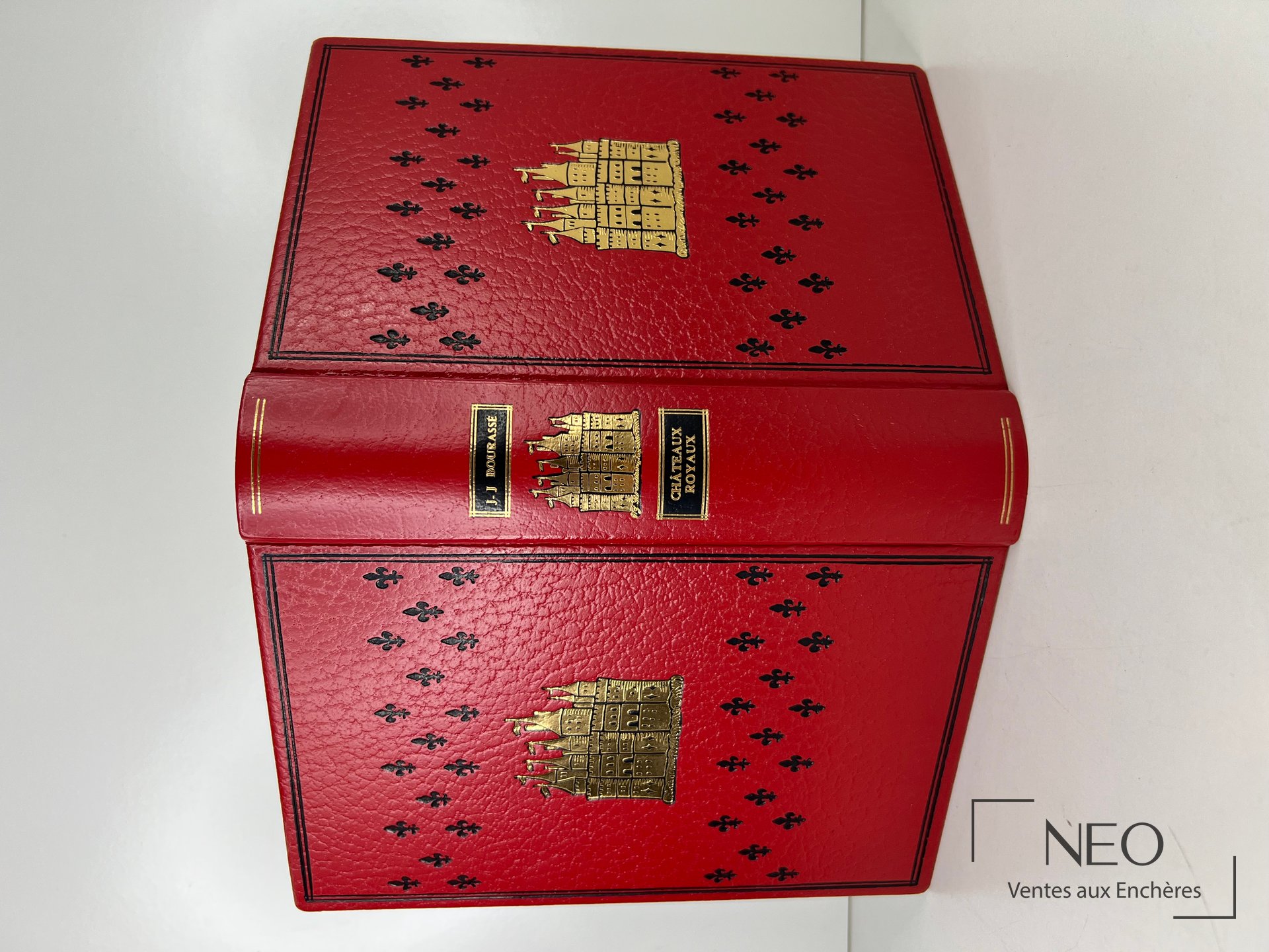 Couverture rouge ornée de motifs dorés et noirs avec le titre Châteaux royaux