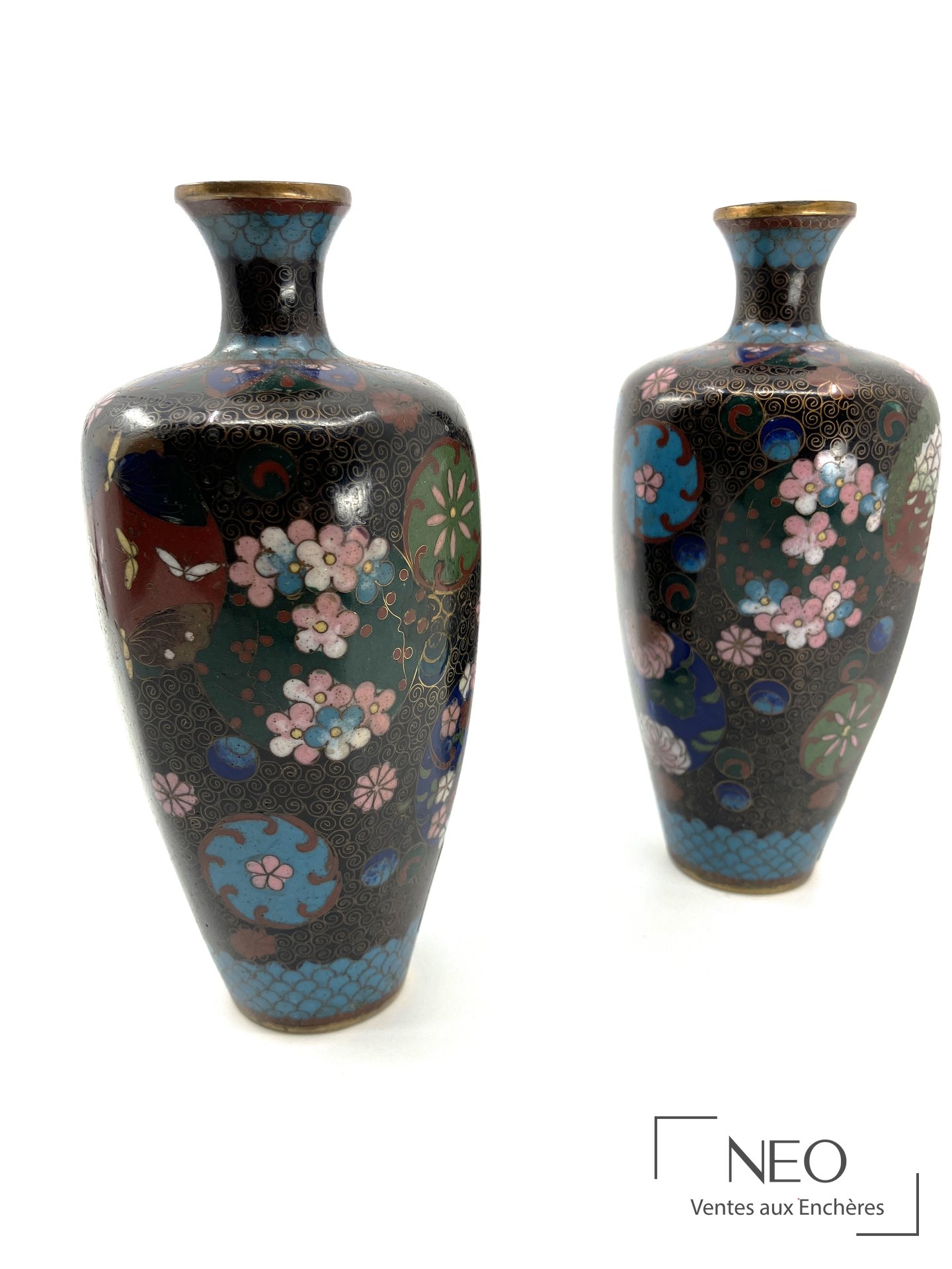 Paire de vases balustre à décor de fleurs sur fond noir