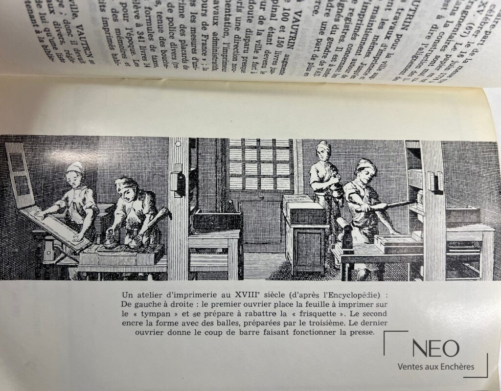 Double page ouverte montrant une illustration en noir d’un atelier d’imprimerie et du texte imprimé