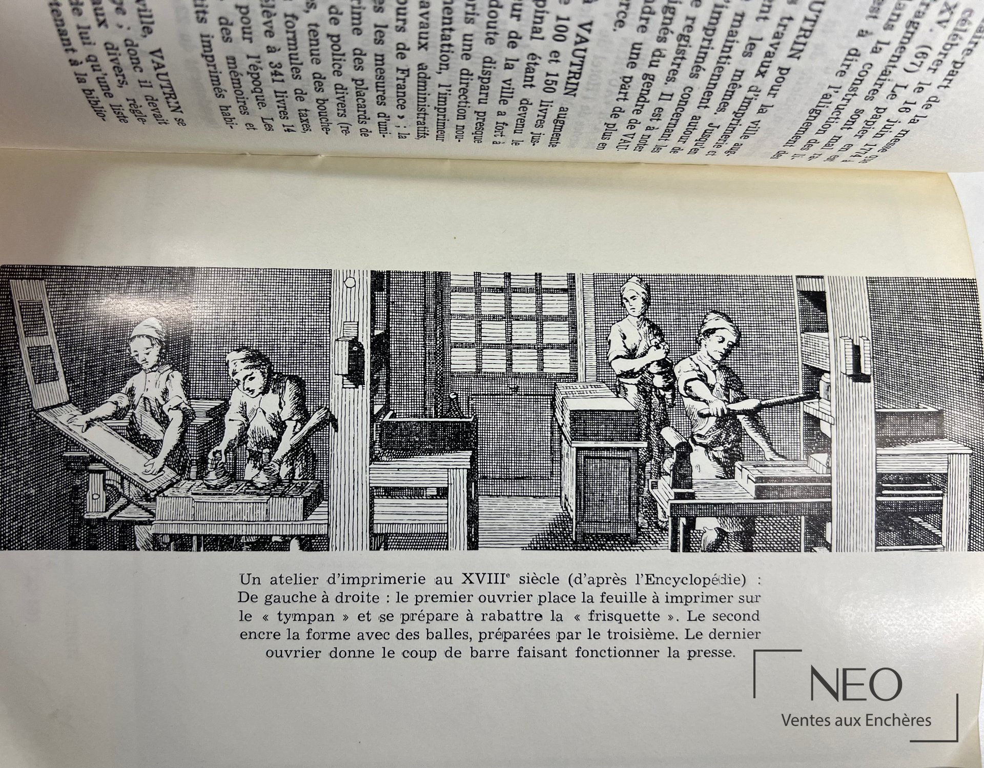 Double page ouverte montrant une illustration en noir d’un atelier d’imprimerie et du texte imprimé