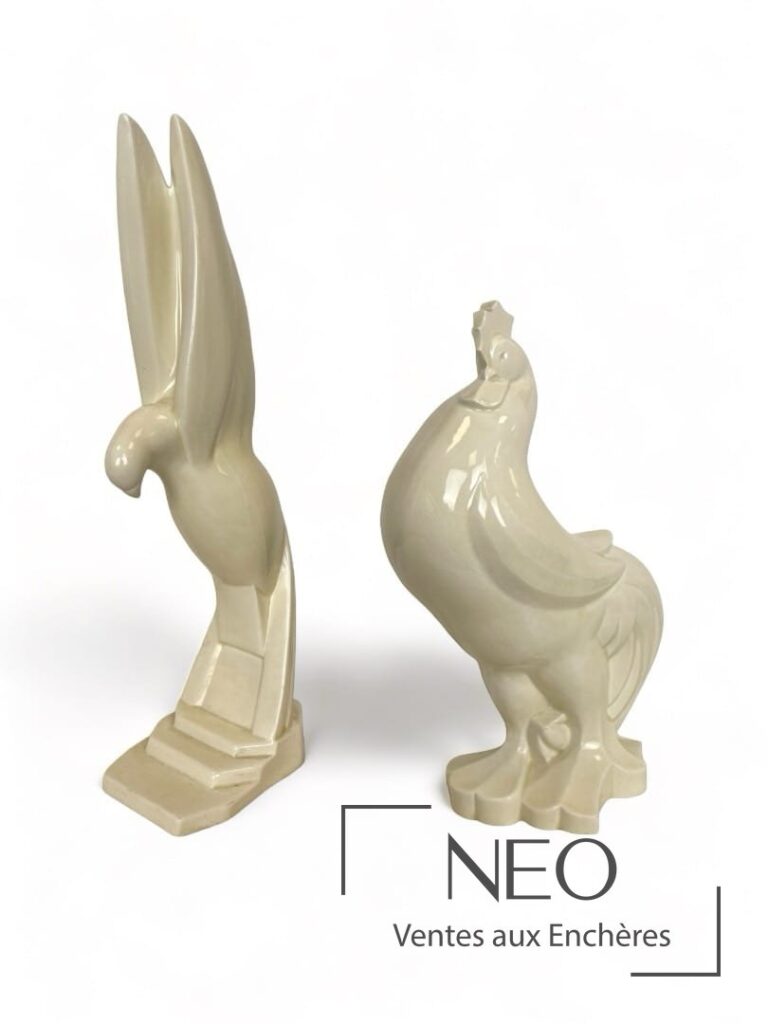 Ensemble de deux sculptures en faïence blanche craquelée