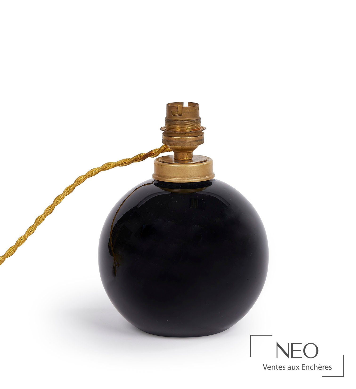 Pied de lampe boule en opaline noire avec douille en laiton et cordon torsadé doré