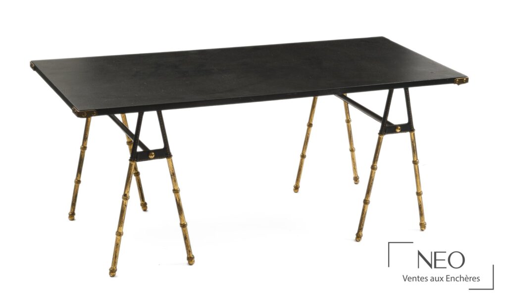 Table basse noire à pieds compas en laiton doré