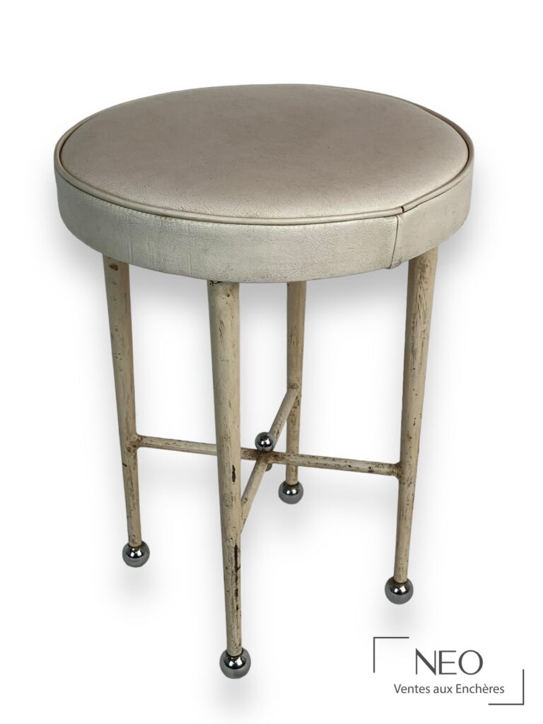 Tabouret rond Jacques Adnet en cuir blanc et structure laquée blanche avec pieds chromés