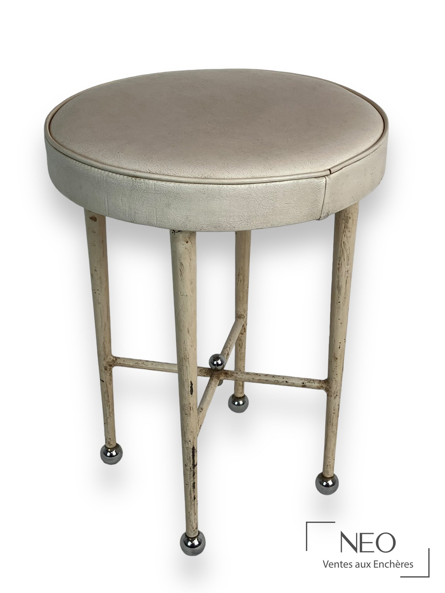 Tabouret rond Jacques Adnet en cuir blanc et structure laquée blanche avec pieds chromés