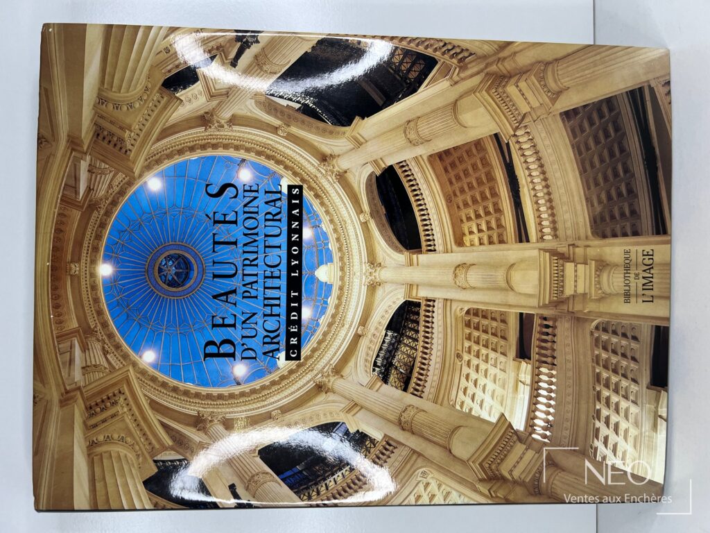Couverture illustrée d'un livre sur le patrimoine architectural avec grand dôme central