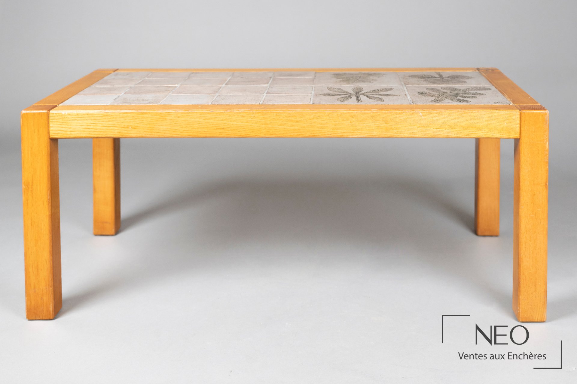 Table basse de Jacques Blin en bois et plateau de carreaux de céramique décorés