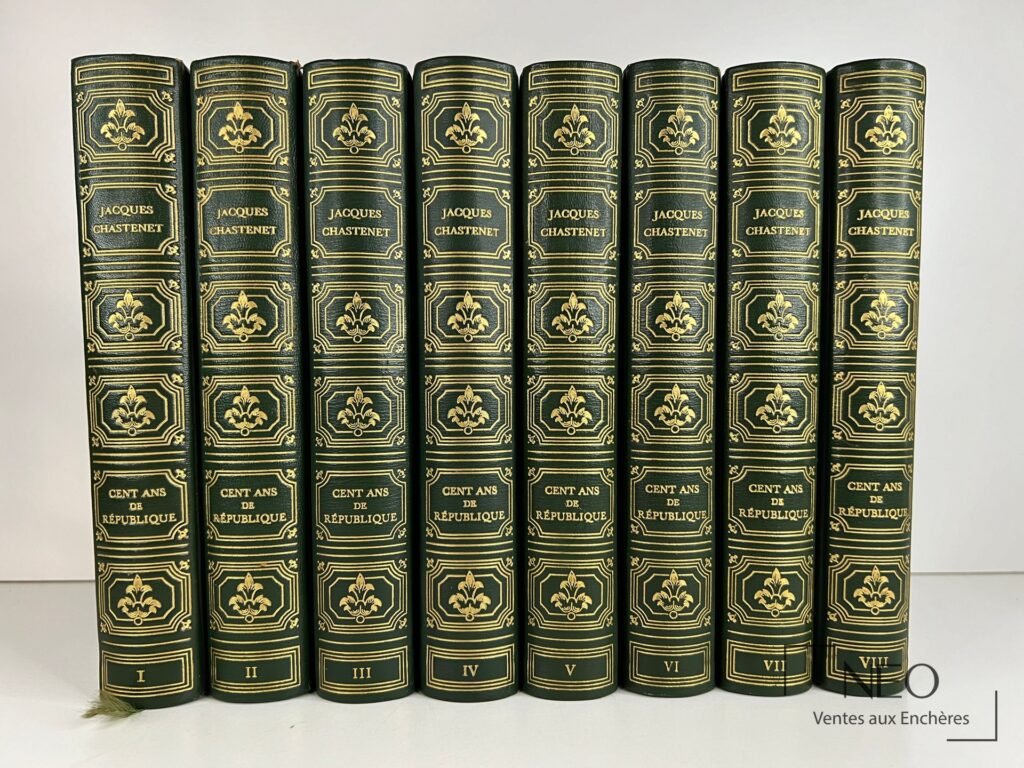 Huit volumes reliés vert sombre et dorés de Jacques Chastenet