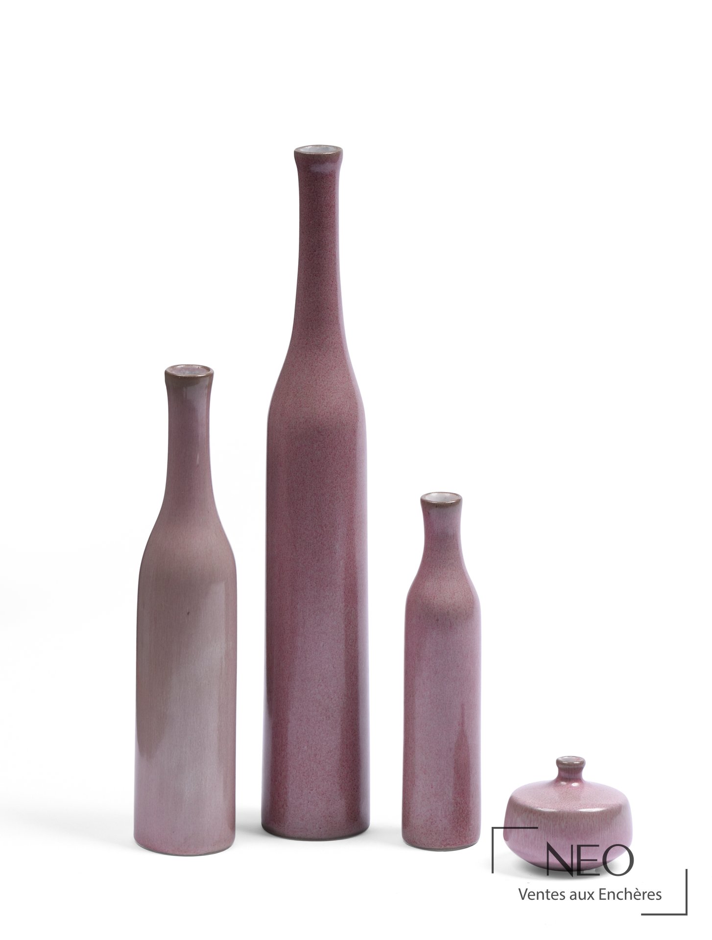 Ensemble de quatre céramiques roses de formes élancées