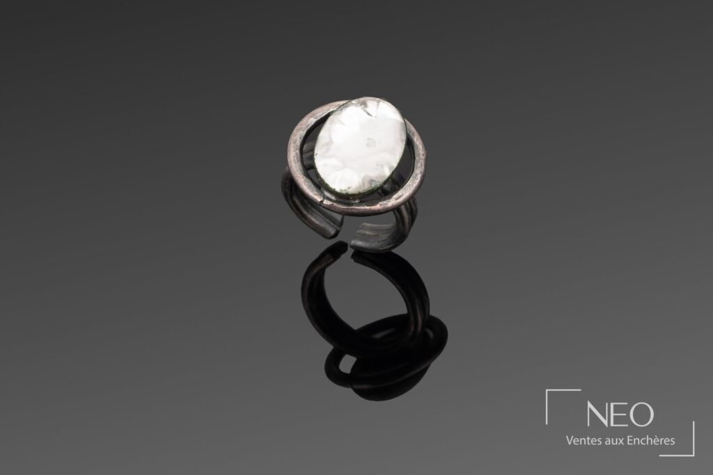 Bague en métal argenté avec pierre en verre incolore ovale au centre