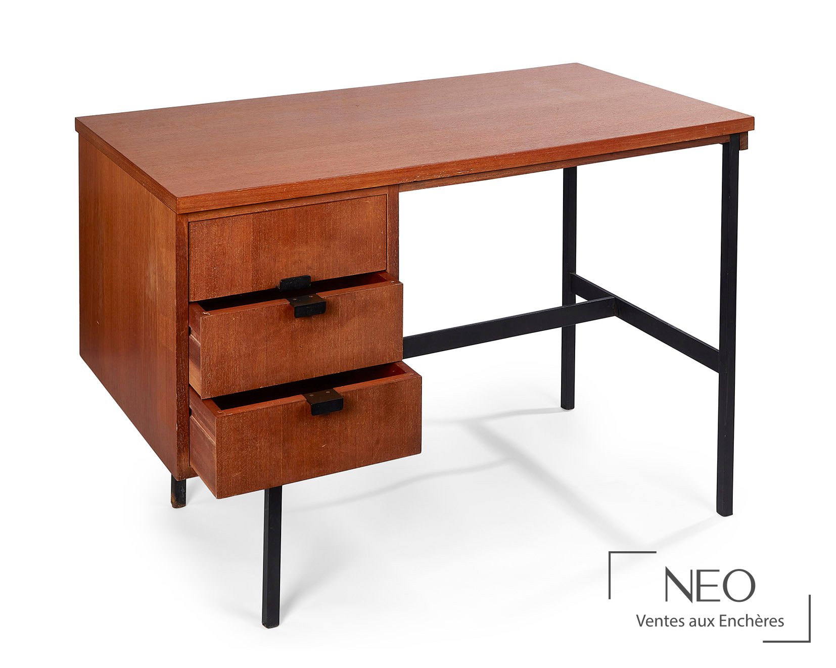 Bureau quadripode en bois avec trois tiroirs et piètement en métal noir