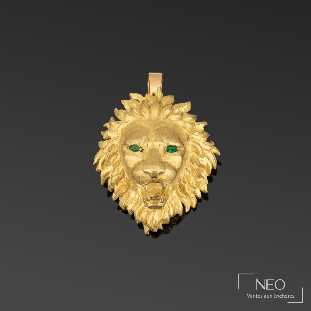 Broche pendentif lion en or jaune avec yeux sertis d’émeraudes