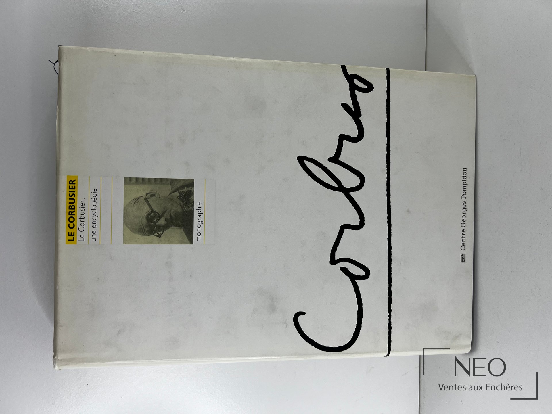 Jaquette blanche du livre Le Corbusier
