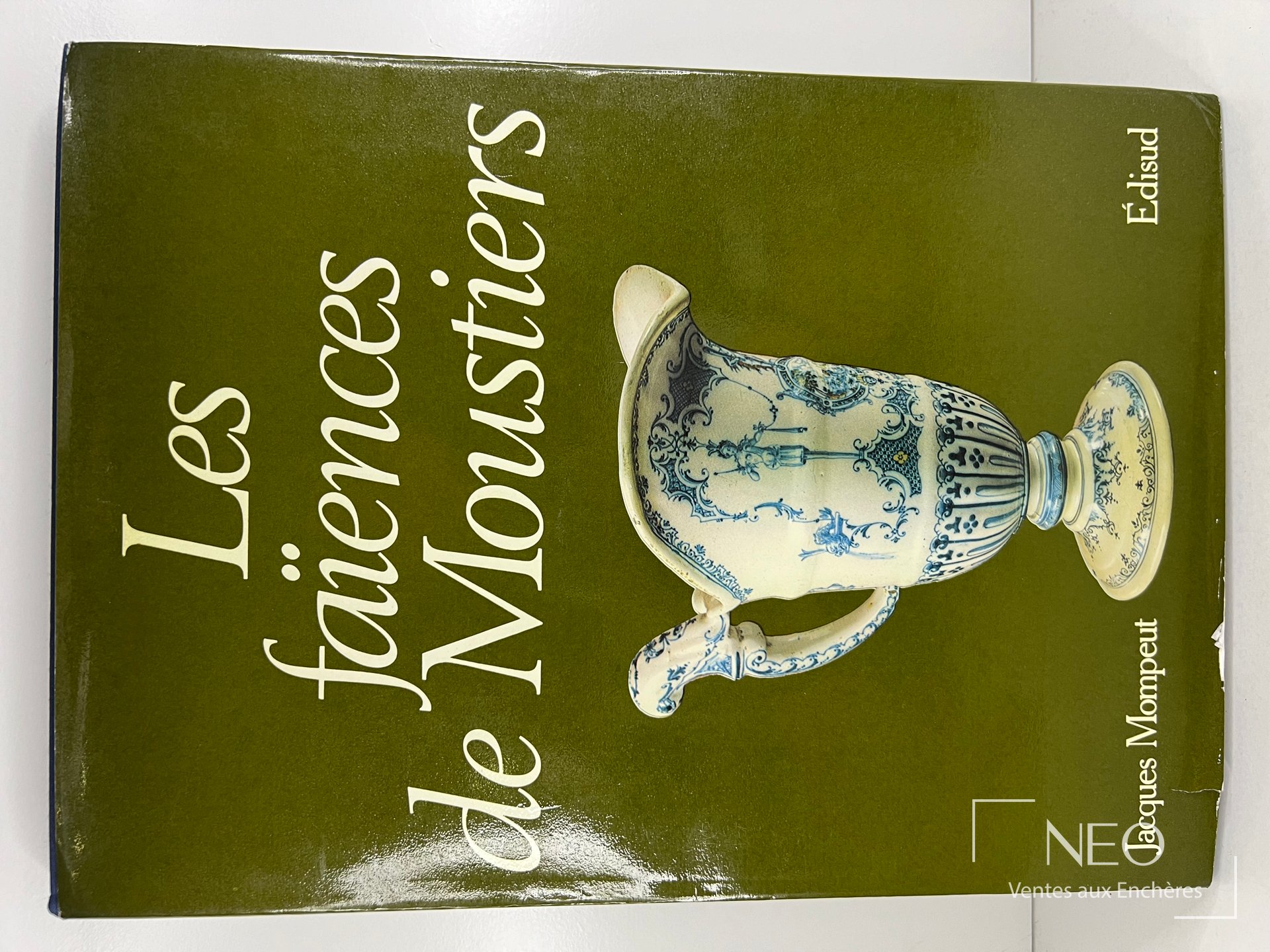 Couverture verte du livre Les Faïences de Moustiers de Jacques Mompeut avec illustration de faïence