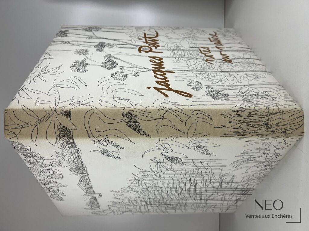 Coffret beige d'un livre d'artiste avec décor floral imprimé.
