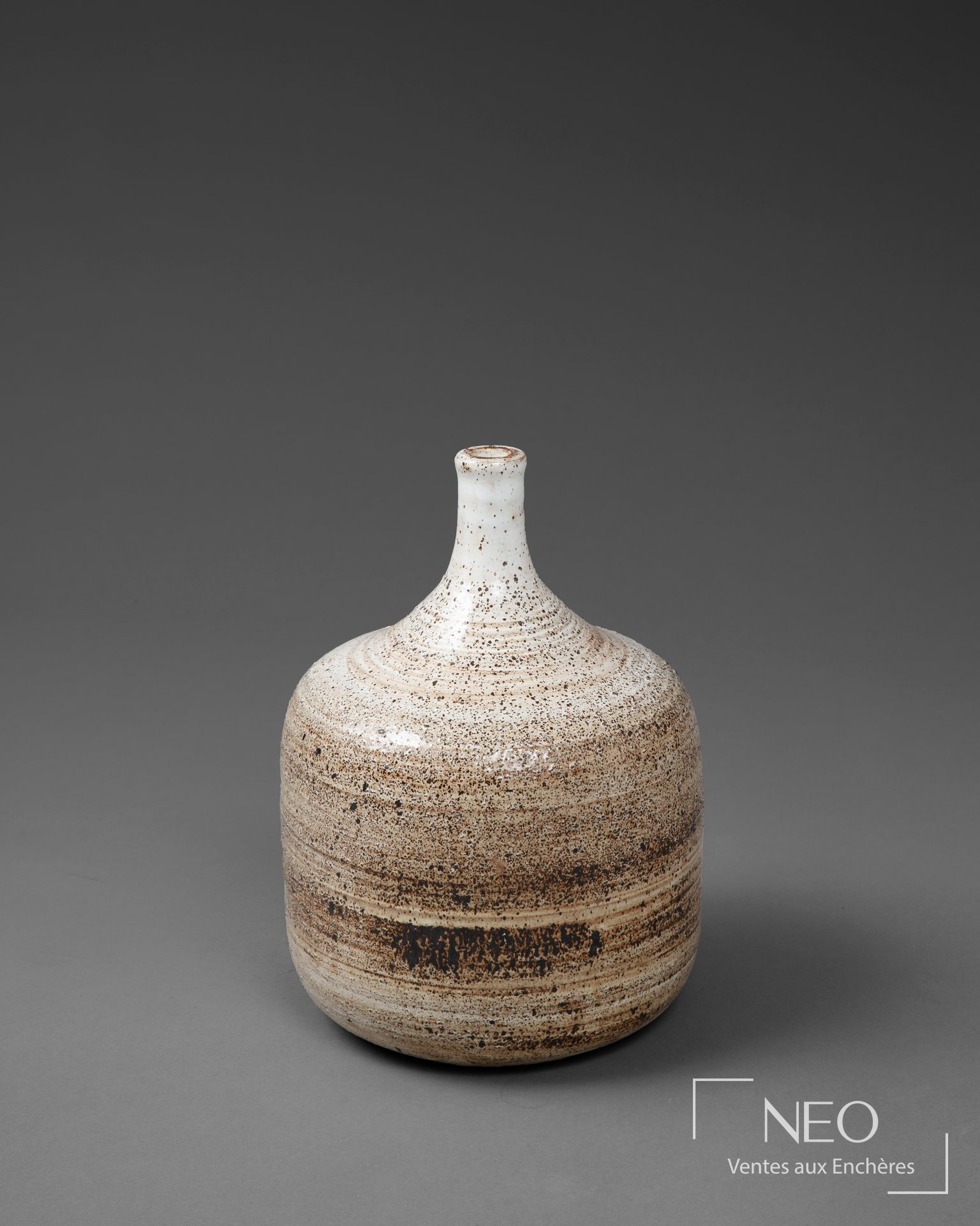 Vase balustre en céramique émaillée beige tachetée