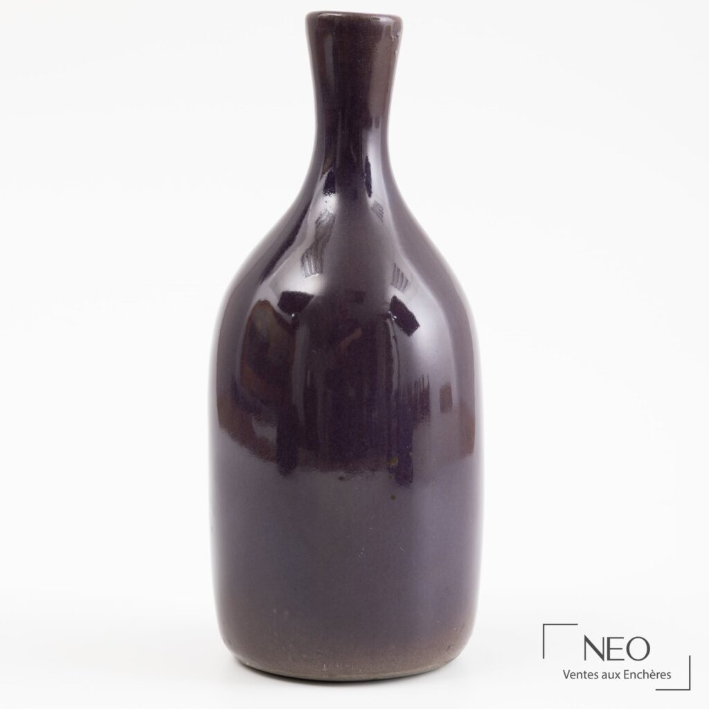 Soliflore en céramique émaillée violette à panse enflée et col resserré